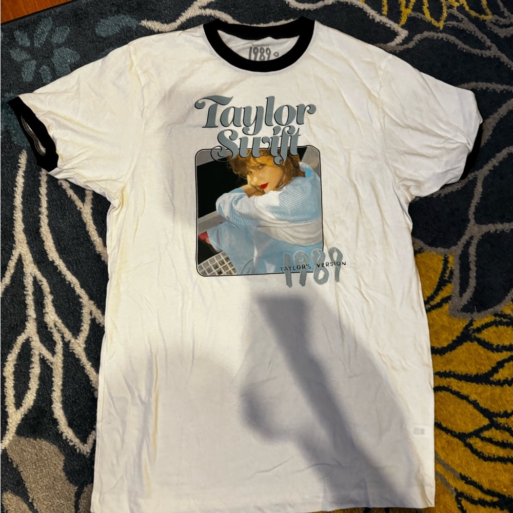Taylor Swift 1989TV ringer tee size M
